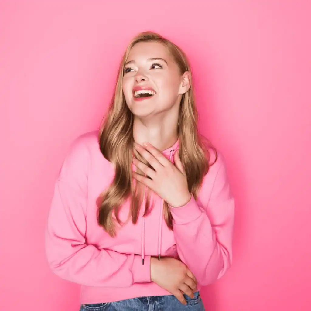 contact image femme fond rose see u better lyon